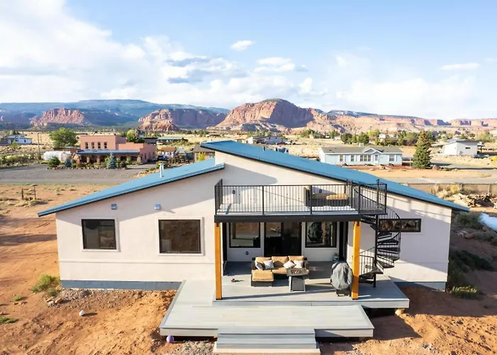 4Br Luxury Home Near Capitol Reef - Sleeps 10 - Kids Playground