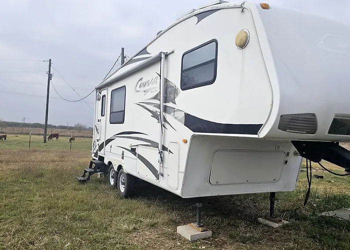 Charming Rv Glamping Escape With Modern Comforts, Fresh Linens, And Coffee Outdoors In Victoria, Texas