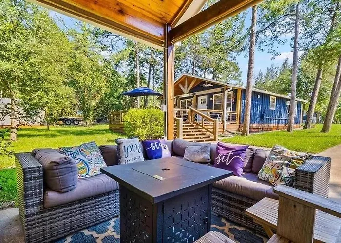 Lake Livingston Retreat, Firepit, Game Room