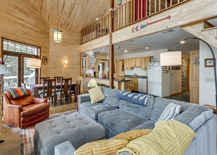 4-Season Recreation: Secluded Pike River Cabin