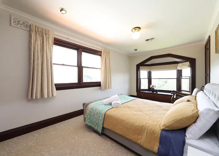 Grand Sydney Castle Home, Business Conference, Work Stay, Family Reunion Sleeps 25 Plus