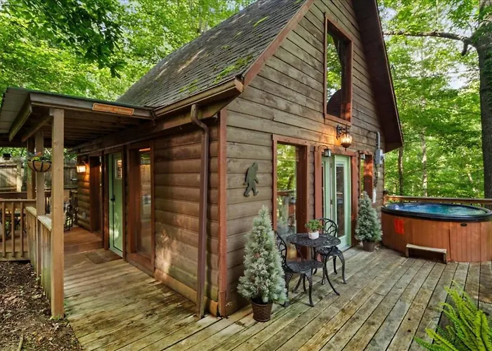 Romantic Hideaway- Pet Friendly, Hot Tub, Firepit