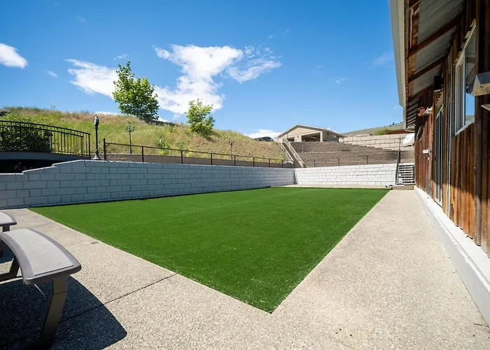 Spacious Vernon Retreat With Game Room, Bbq Patio And Turf Yard