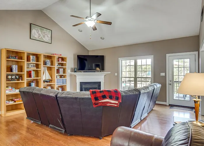 Pedal Pontoon & Movie Room! Lakefront Family Home