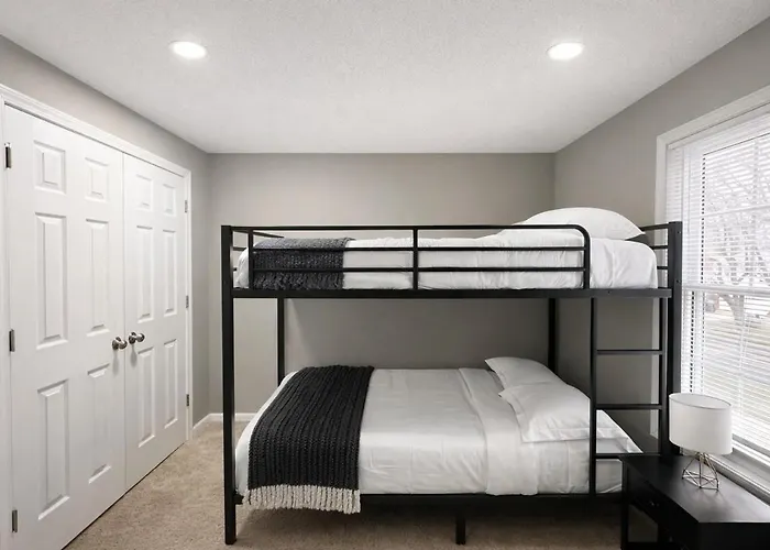 Beautiful Gardner Home Sleeps 10 Game Room Central Location