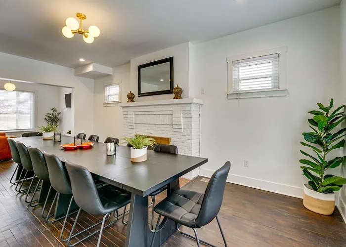 Spacious & Updated Group Getaway In Detroit!