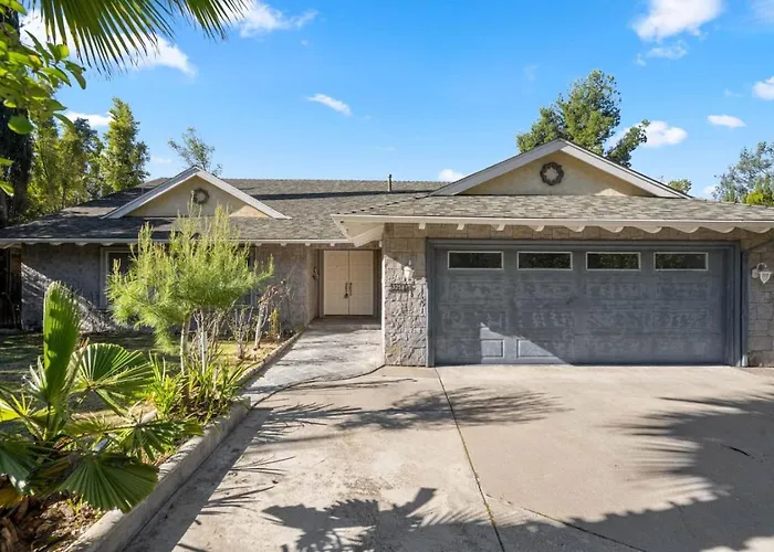 Glendale Retreat With Billiards And Pool