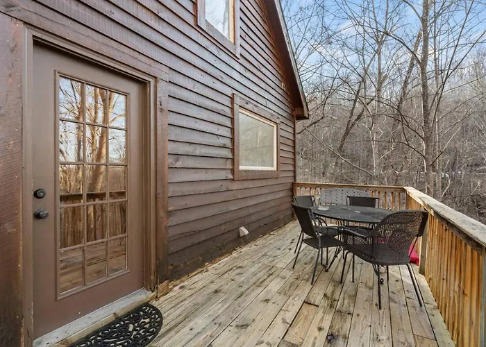 Beary Cozy- No Pet Fee, Hot Tub, Fireplace, Wifi