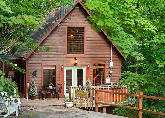 Romantic Hideaway- Pet Friendly, Hot Tub, Firepit