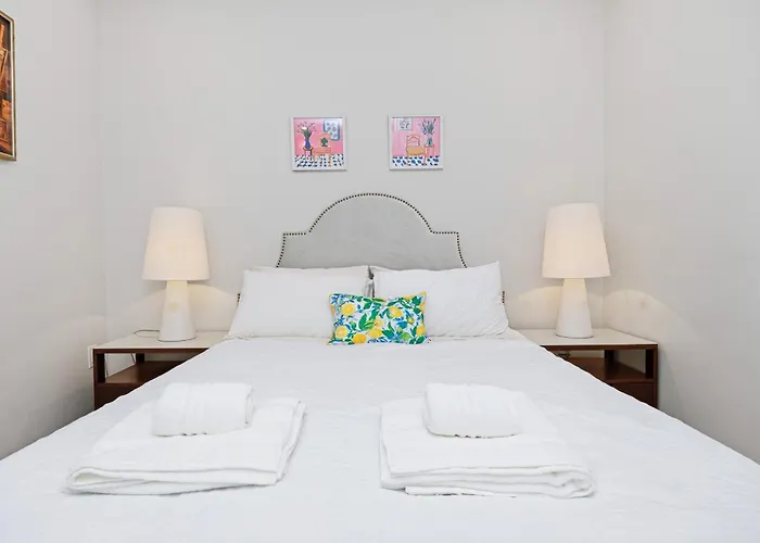 Coastal Garden Suite: Steps To The Beach & Seawalk