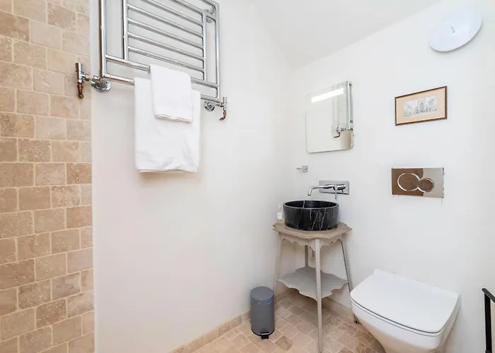 Heron Stays Bath- Boutique Period Properties, 7 Bedrooms, Parking For 4 Cars, Just 3 Miles To Bath Central, Sleeps 15