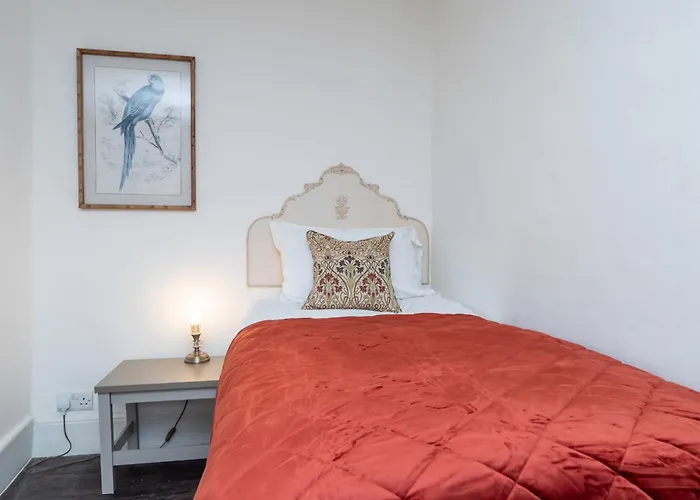 Heron Stays Bath- Boutique Period Properties, 7 Bedrooms, Parking For 4 Cars, Just 3 Miles To Bath Central, Sleeps 15