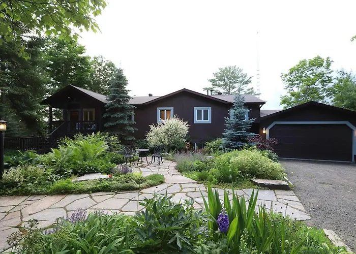 Luxury Lake House, Hot Tub, Sauna, Ski Hill