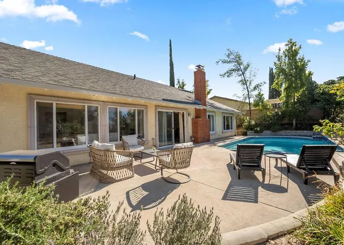 Glendale Retreat With Billiards And Pool