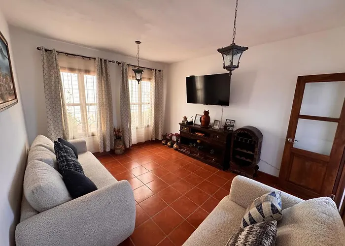 Villa San Lazaro, Alojamiento Entero, Para 8 Personas En Antigua Con Amplio Parqueo Y Terraza Con Vistas Al Volcan