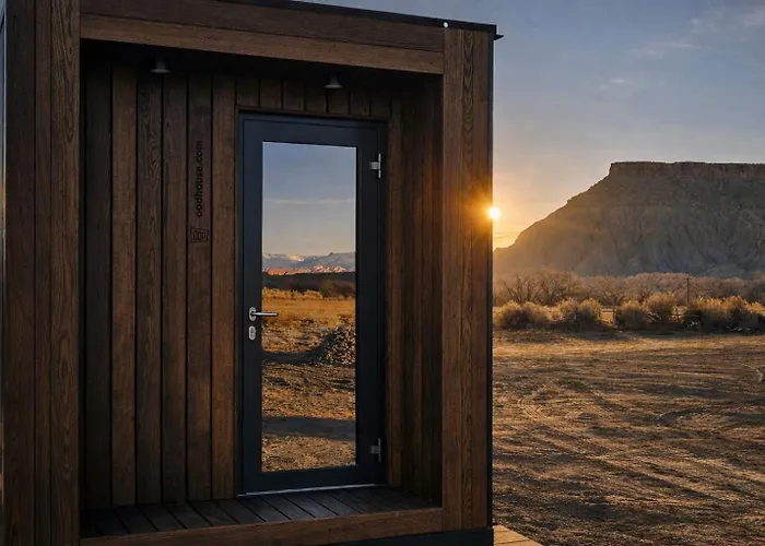 Reflections - Luxe Mirror Home Near Capitol Reef