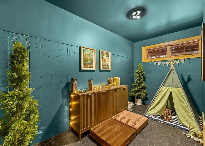 Royal Elk Lodge Hot Tub Sauna Theatre Speakeasy