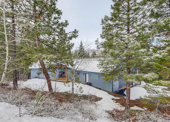 Deck + Game Room: Secluded Cabin Near Lake Cascade