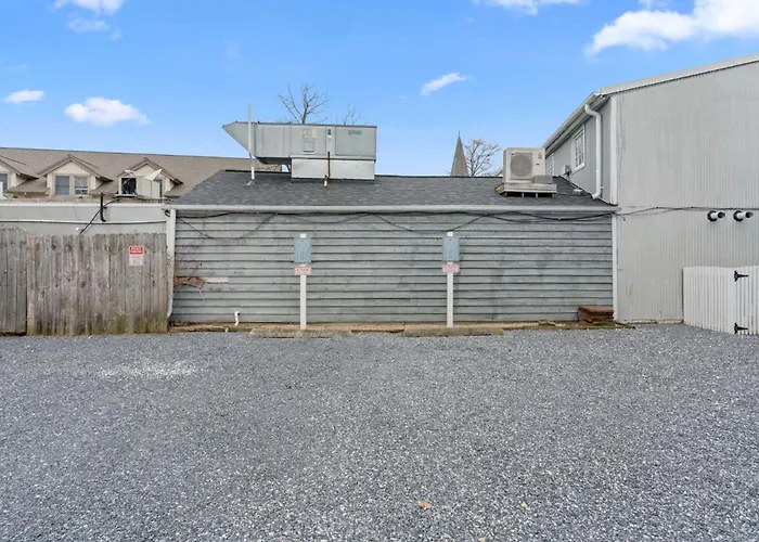 Downtown Flat - Walk To Dining & Shops - Sleeps 4