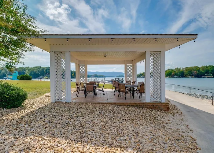 Smith Mtn Lake Fun! Resort-Style Family Retreat
