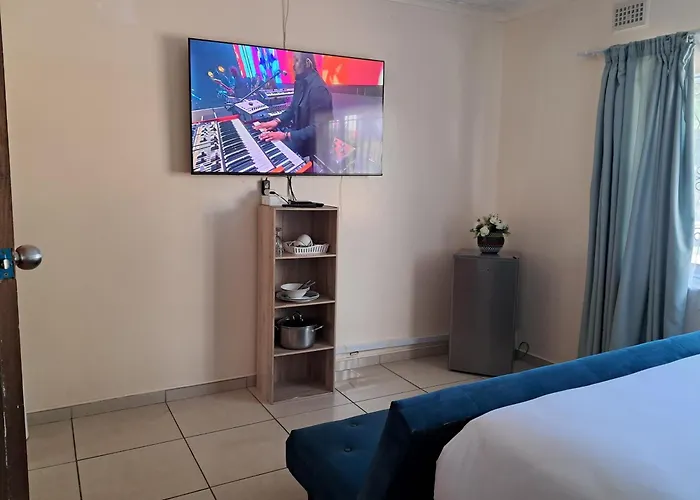 25 Jacaranda Lodge & Backpackers