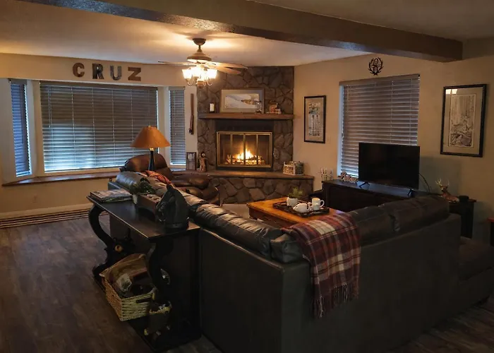 2Br Gated Escape With A Pool And Walk To Dining And Trails
