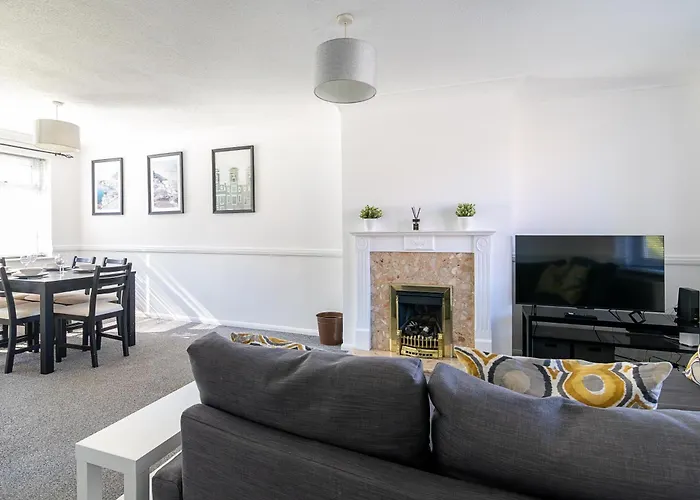 3 Bed House / Sleeps 6 / Parking + Ev Charger