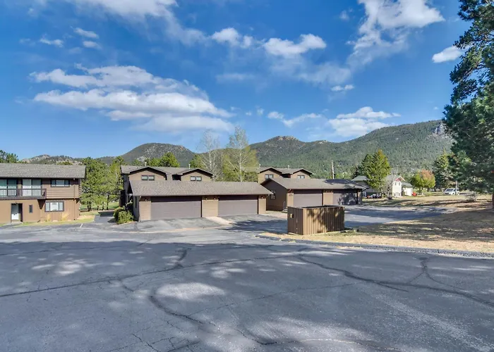 Fireplace & Mtn Views: Estes Park Home W/ Deck!