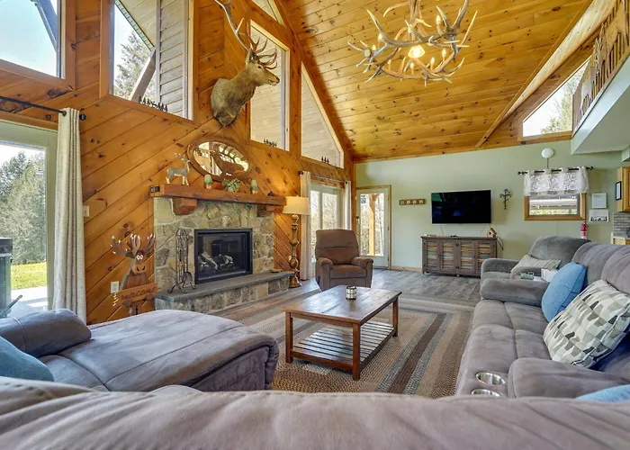 3-Acre Benezette Cabin: Hot Tub, Grill & Mtn View