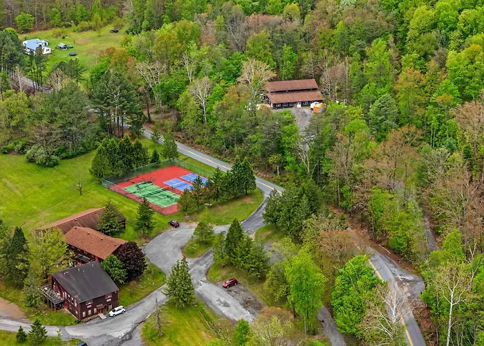 Huge Cabin W Hot Tub, Deck, Grill, Fire Pit, Wifi
