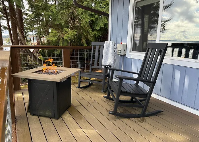 Puget Sound Chic Romantic Cottage With Private Beach Access & Gated Entry