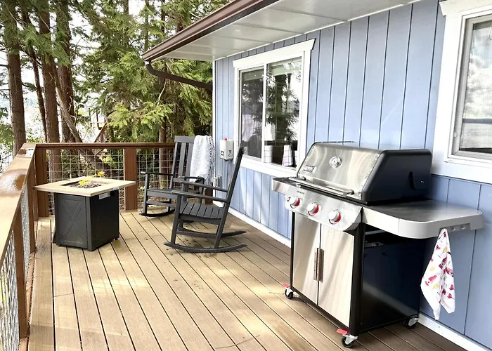 Puget Sound Chic Romantic Cottage With Private Beach Access & Gated Entry