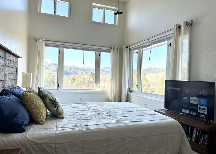 Charming, Spacious, Contemporary Mountain Retreat