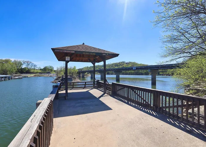 Holiday Island Escape W/ Panoramic Lake Views