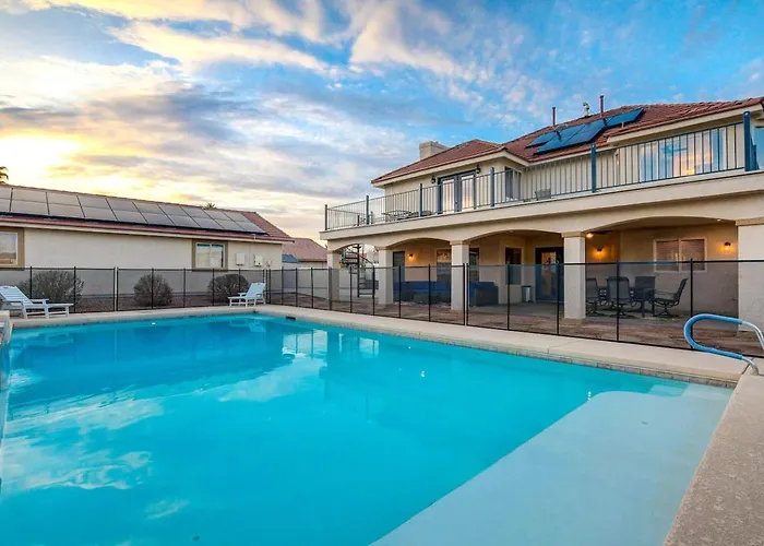 5Bdrm Lux Estate- Heated Pool And Neon Arcade Room