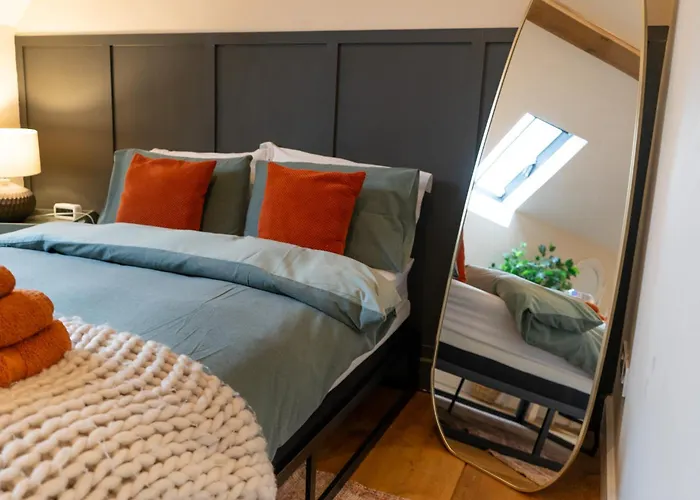 The Mews: Central Worcester Gated House with Cricket Club Views