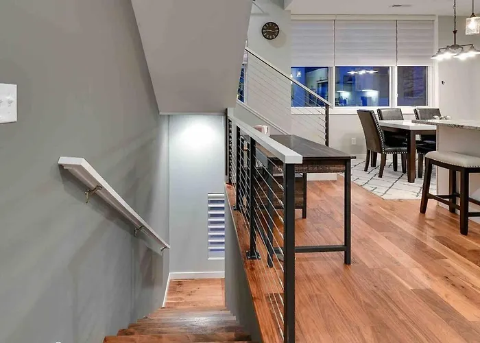 Modern & Stylish Townhome, Walk To Downtown Restuarants & Bars!