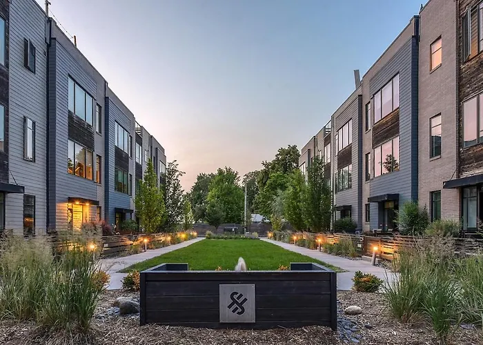 Modern & Stylish Townhome, Walk To Downtown Restuarants & Bars!