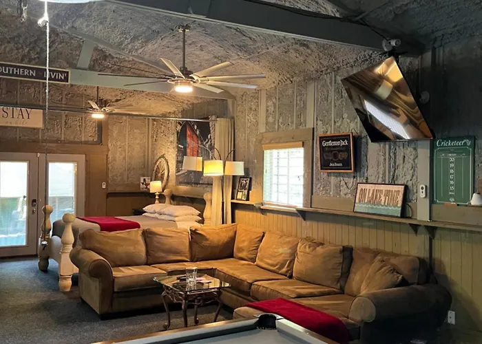 Cozy Barn With Pool Access & Near Lake Conroe