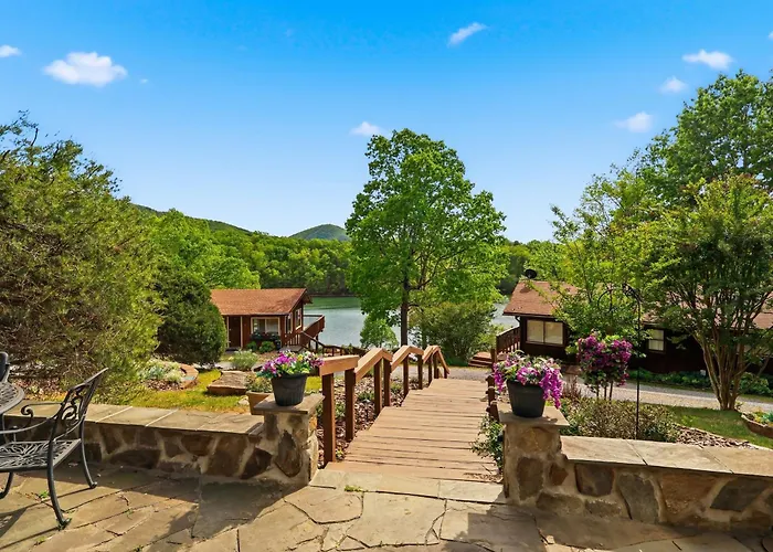 Lake Escape To An Elegant 4 Bedroom Home 3 Bath Home
