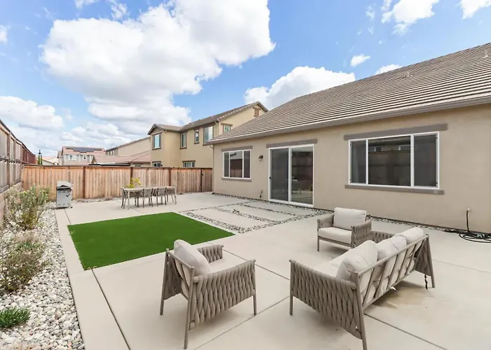 Monthly Or Daily Stay In Spacious 4Bd For Family Or Work With Outdoor Backyard And Bbq Grill