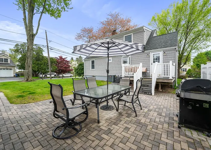 Renovated Cape Near Beach With Fire Pit