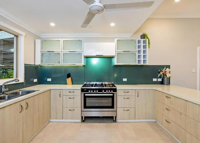 City Haven - Coastal Retreat With Pool & Backyard