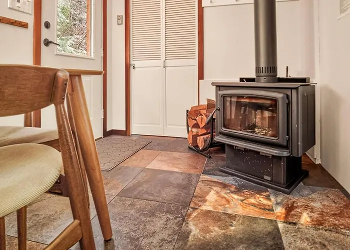 Tonquin Beach House - Ev Charger, Wood Fireplace, Steps From Beach, Tofino