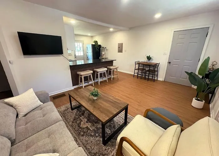 Cozy & Stylish Getaway Near Atl