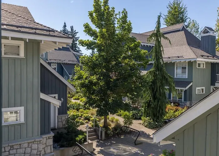 Panoramic Views From This Gorgeous 2 Bed Property - Village Location