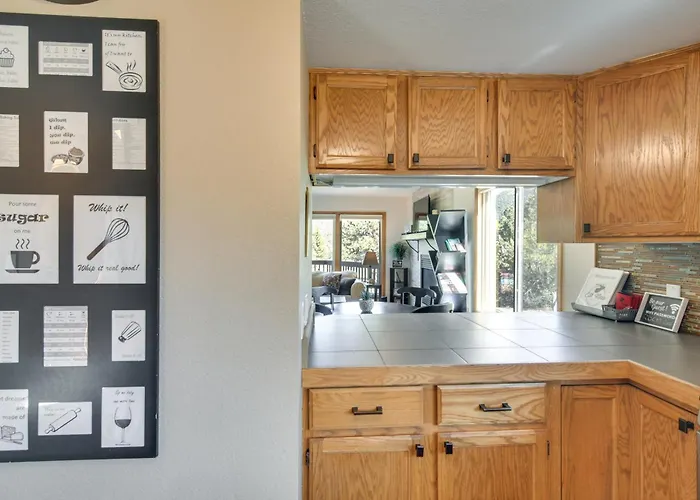 Fireplace & Mtn Views: Estes Park Home W/ Deck!