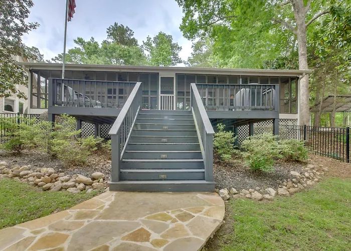 Pet-Friendly Lake Sinclair Home W/ Boat Dock!