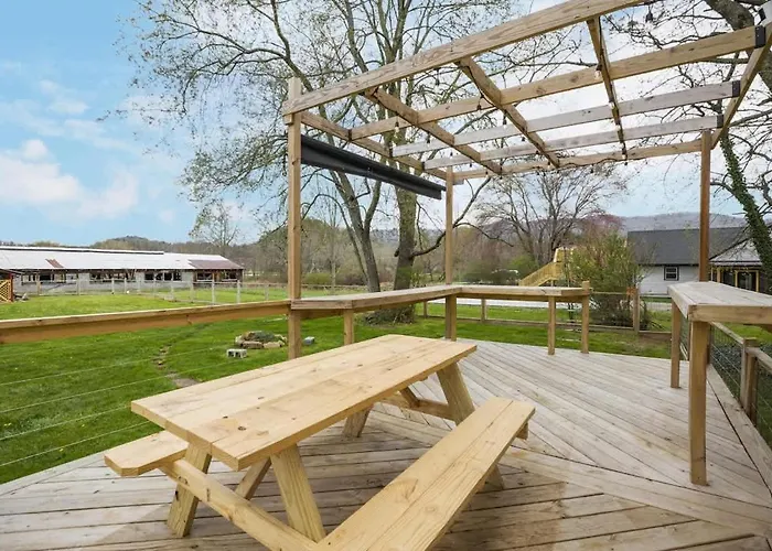 Charming 4 Bedroom Farmhouse With Large Backyard For Entertaining