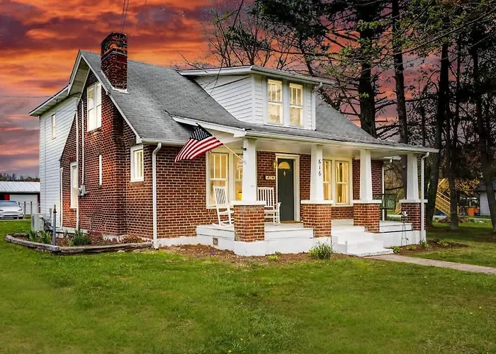 Charming 4 Bedroom Farmhouse With Large Backyard For Entertaining